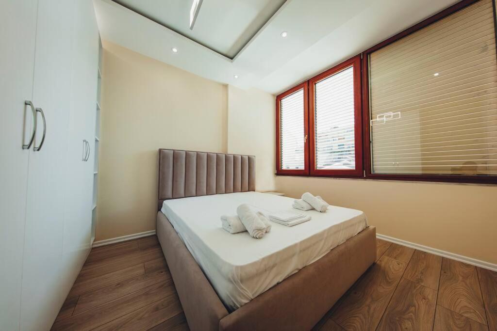 Luxury Apartment At Myslym Shyri Tirana Extérieur photo